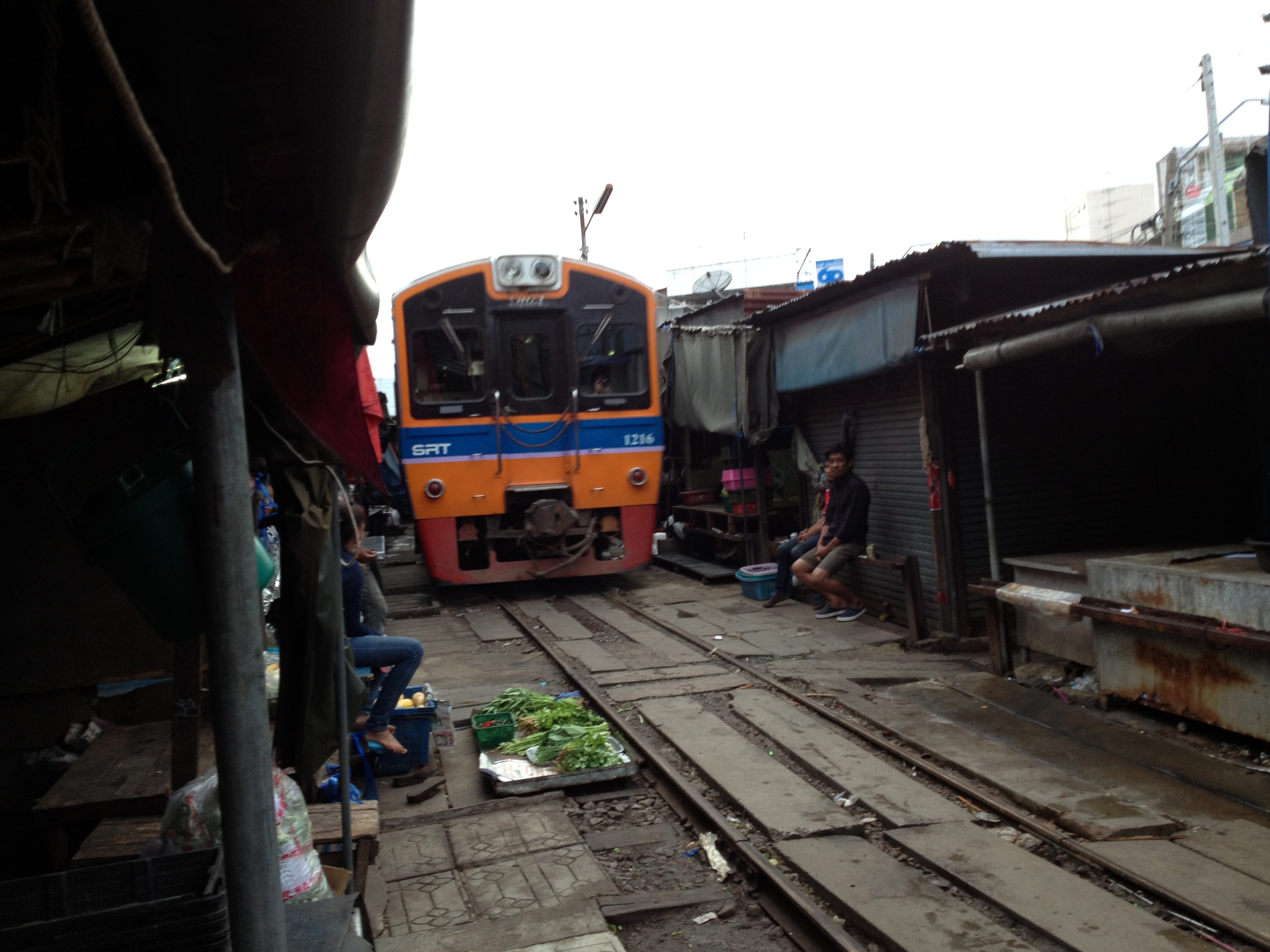 タイの電車の線路上にある市場 タイ 東南アジア旅行